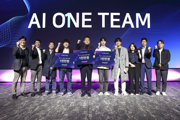 AI 원팀 오픈이노베이션 IR피칭 세션 이후 관계자들이 기념사진을 촬영하는 모습.(사진=KT)