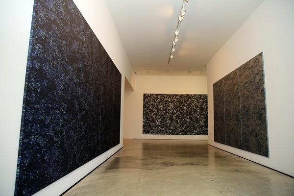  서울 삼청동 학고재 아트센터에서 열린 윤여선 작가 개인전 ‘인 비트윈 : 사라지는 그러나 영원한’(IN BETWEEN : vanish yet immortal)에서 윤여선 작가와 동국제강 럭스틸이 협업한 작품이 전시된 모습.(사진=동국제강)