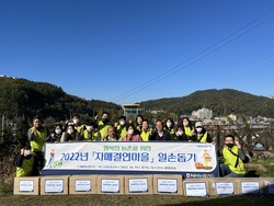 NH농협카드가 자매결연마을 농가를 찾아 농촌일손돕기를 실시했다. 사진=NH농협카드