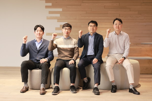 한화생명 청약자동화 솔루션 특허 출원 주역인 (왼쪽부터) 영업추진팀 김도형 과장, IT운영팀 김창완 파트장, 영업추진팀 신종연 파트장, IT운영팀 채경훈 과장. 사진=한화생명