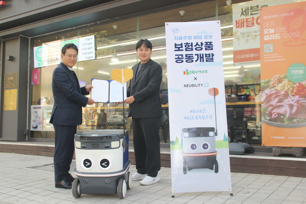 김병은 DB손해보험 팀장(왼쪽)과 이상민 뉴빌리티 대표(오른쪽)가 업무협약을 맺고 기념촬영을 하고있다. 사진=DB손해보험