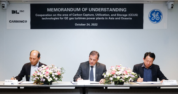 지난 24일 DL이앤씨 본사에서 열린 체결식에는 DL이앤씨 유재호 플랜트본부장(좌), 카본코 유재형 사업개발실장(우), GE가스파워 존 인타일 (John Intile)(가운데) 최고기술책임자(CTO) 등이 참석했다.(사진=DL이앤씨)