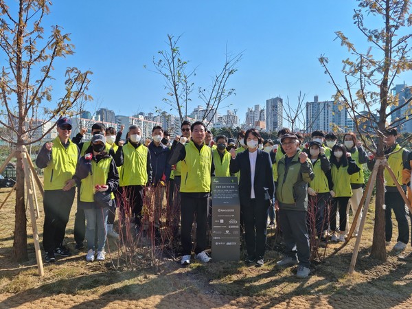 지난 31일 강옥현 양천구 부구청장(맨 앞줄 오른쪽 두 번째), 생명의 숲 김석권 공동대표(맨 앞줄 오른쪽 첫 번째), NH농협생명 주경돈 부사장(맨 앞줄 오른쪽 세 번째) 및 임직원이 ‘생명의 나무 심기’ 활동을 기념해 사진 촬영을 하고있다. 사진=NH농협생명