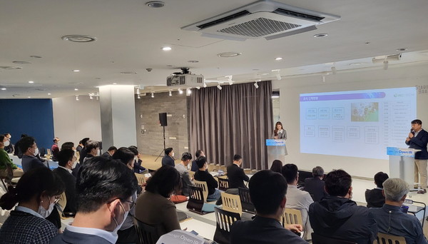 ‘2022 Kodit Open IR’에서 신용보증기금 투자기업 대표가 기업 소개(IR)를 하고 있다. 사진=신용보증기금