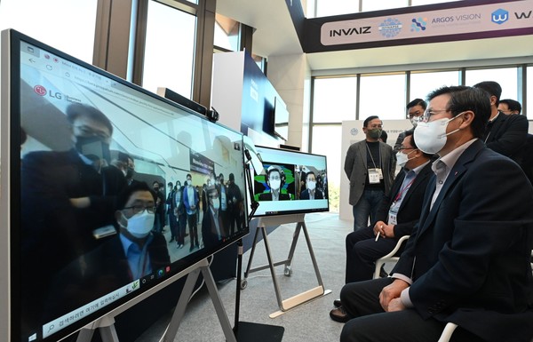 서울 마곡 LG사이언스파크에서 LG전자 장익환 BS사업본부장이 B2B 유망 스타트업 발굴·육성 프로그램으로 선발된 스타트업의 기술 시연을 살펴보고 있다.(사진=LG전자)