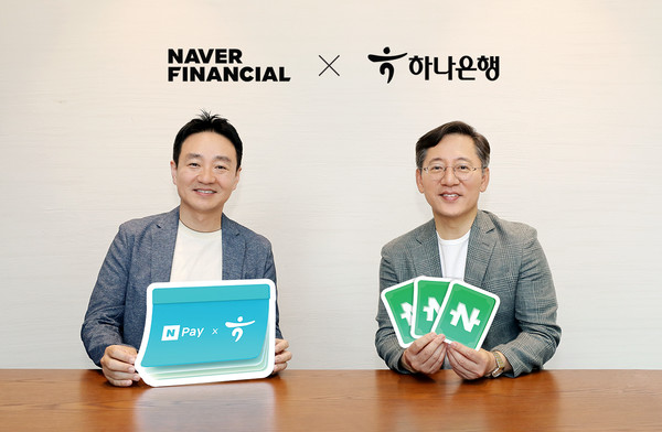 '네이버페이 머니 하나 통장' 출시 기념 박성호 하나은행장(오른쪽)과 박상진 네이버파이낸셜 대표이사가 기념촬영을 하고 있다. 사진=하나은행