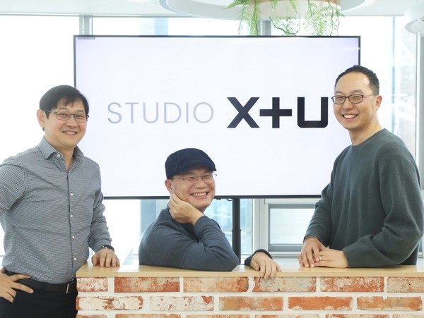 사진은 왼쪽부터 이덕재 CCO, 신정수 콘텐츠제작센터장, 이상진 콘텐츠IP사업담당이 새로운 조직인 STUDIO X+U를 소개하는 모습.(사진=LG유플러스)