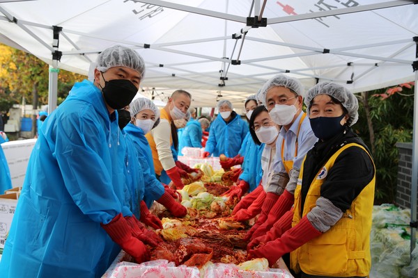 지난 16일 대한적십자 중앙 봉사관에서 진행된 김장 나눔 행사에 김인태 NH농협생명 대표(오른쪽 두번째)가 임직원들과 함께 김장을 담그고 있다. 사진=NH농협생명