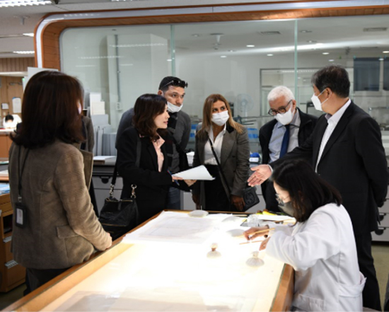 최재희 국가기록원장(오른쪽)이 모로코 국가기록원 대표단에 우리나라의 기록물 복원 기술에 대해 설명하고 있다. 사진 제공=국가기록원