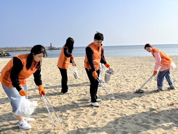 한화생명이 2022년 하반기 예비 신입사원 대상 해변정화 봉사활동 ‘비치코밍(Beach Combing)’을 진행했다. 사진=한화생명