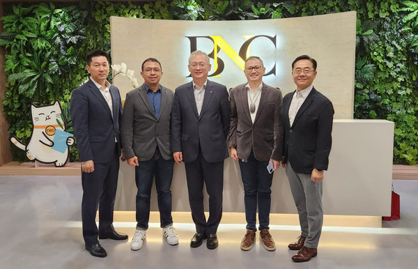 NH투자증권 정영채 사장(가운데)이 BNC은행 본사에서 협약식 후 (왼쪽부터) NH투자증권 인도네시아현지법인 정요안 법인장, BNC은행 짠드라 구나완(Tjandra Gunawan) 사장 BNC은행 사업담당 아디티아 윈다르워(Aditya Windarwo), 김홍욱 NH투자증권 Global사업본부 대표와 기념촬영하고 있다. 사진=NH투자증권