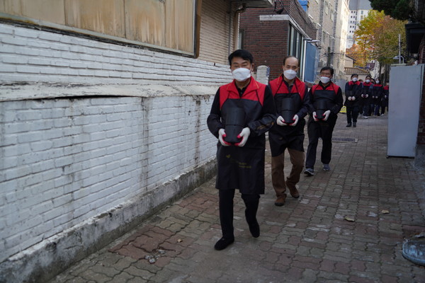 대한주택건설협회가 진행한 2022년 사랑의 연탄나눔 봉사활동.  사진=대한주택건설협회