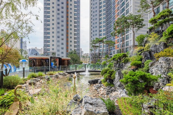 남산 롯데캐슬 센트럴스카이 소나무 배경의 석가산. 사진=롯데건설