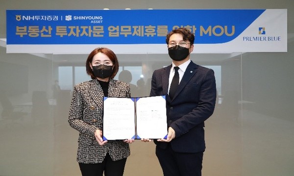 이재경(왼쪽) Premier Blue본부 대표와 박희원 신영에셋 대표가 업무협약 후 기념 촬영하고 있다. 사진=NH투자증권