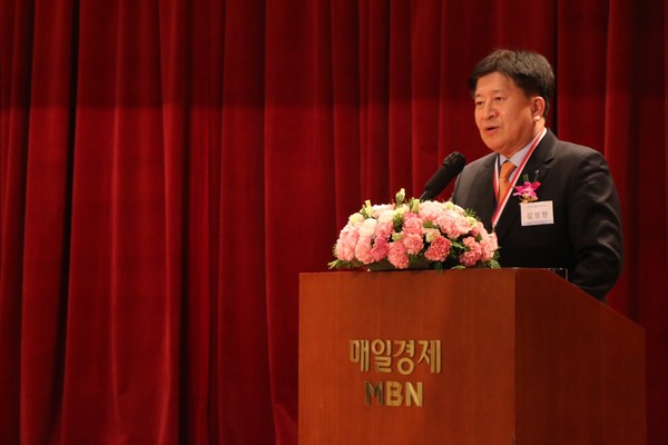 김성한 DGB생명 대표이사가 ‘제15회 통일문화대상 시상식’에서 대상을 수상하고 수상소감을 밝히고 있다. 사진=DGB생명