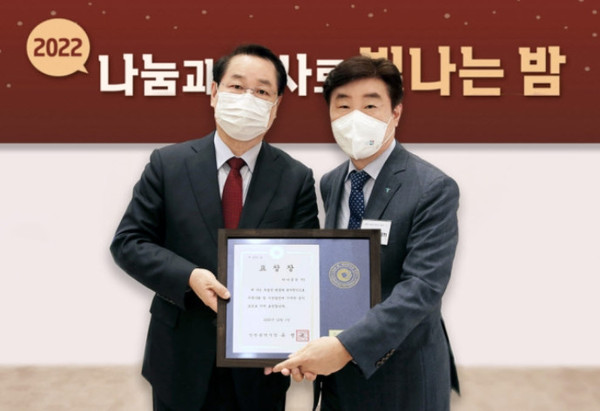 박근영 하나금융티아이 대표(오른쪽)가 2022년 사회복지 나눔 문화 확산 유공 표창 시상식에서 인천광역시장상을 수상하고 유정복 인천시장과 기념촬영을 하고 있다 (사진제공=하나금융티아이)