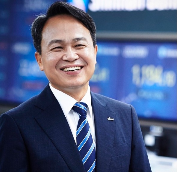 신한금융그룹 회장후보추천위원회는 8일 회장 후보군 면접을 진행해 단독 후보로 진옥동 신한은행장을 내정했다.  사진=신한은행