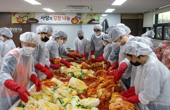 신용보증기금 신입직원들이 8일 구로구 소재 신보 인재개발센터에서 소외계층에게 전달할 '사랑의 김장 김치'를 담그고 있다. 사진=신용보증기금