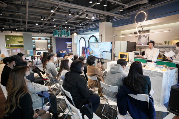 지난 11일 삼성 디지털프라자 강남본점에서 진행된 큐커 미식 페스티벌에서 삼성 클럽드셰프 소속 임기학 셰프가 비스포크 큐커를 활용해 연말 홈파티를 위한 쿠킹 클래스를 진행하고 있다. 사진=삼성전자