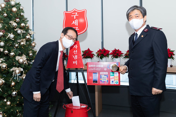 13일 서대문구 충정로에 위치한 구세군빌딩에서 조용일 현대해상 대표이사(왼쪽)와 장만희 구세군 사령관(오른쪽)이 기념촬영을 하고있다. 사진=현대해상 