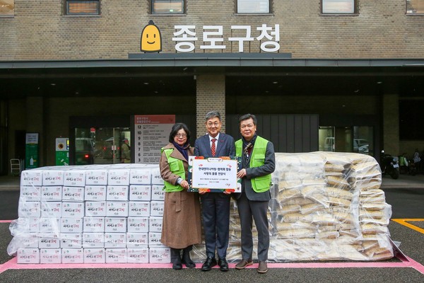 종로구청에서 진행된 2022년 혹한기 방한물품 후원 행사에서 (왼쪽부터) 한혜숙 현대엔지니어링 협력회 회장, 정문헌 종로구청장, 손명건 현대엔지니어링 구매사업부장 상무가 기념사진을 촬영하고 있다. 사진=현대엔지니어링