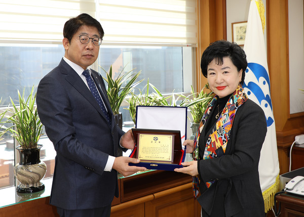 강신숙 수협은행장이 지난 전국수협 상임이사 전무협의회로부터 공로패를 수상하고 있다. 사진=Sh수협은행