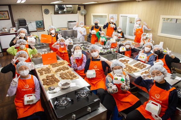 한화생명 릴레이 자원봉사에 참여한 임직원과 한울지역아동센터 아동들이 ‘크리스마스 비건 쿠키 만들기’ 진행한 후 기념촬영을 하고 있다. 사진=한화생명