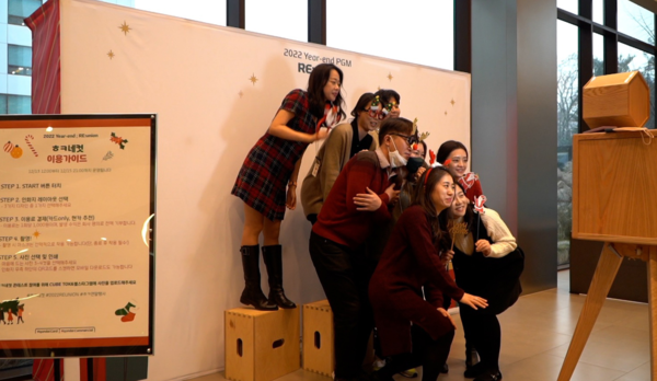 현대카드 임직원들이 본사 로비에 설치된 포토부스에서 동료·가족들과 ‘ㅎㅋ네컷’ 촬영을 하고있다. 사진=현대카드