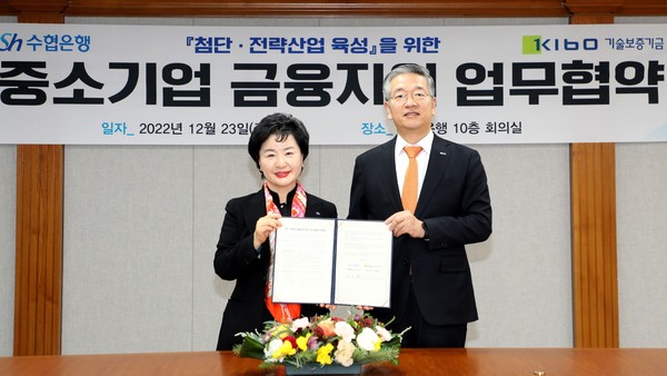 협약식에 참석한 강신숙 수협은행 은행장(왼쪽)과 김종호 기술보증기금 이사장이 기념촬영을 하고 있다. 사진=Sh수협은행