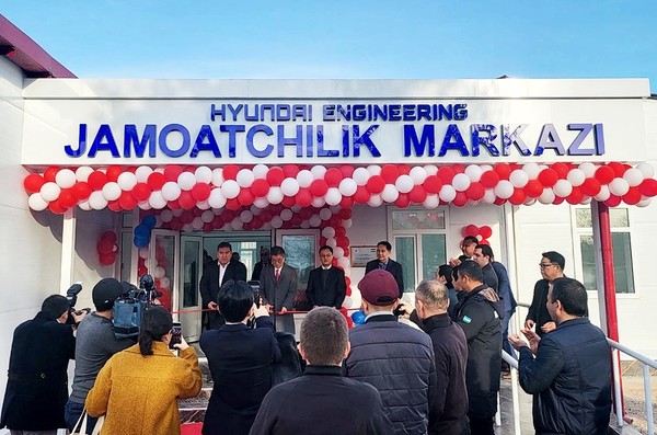 지난 26일 우즈베키스탄 타슈켄트주 아항가란시 스포츠 학교 부지 내 준공된 ‘현대엔지니어링 커뮤니티 센터’ 전달식에서 참석자들이 테이프 커팅식을 진행하고 있다. 사진=현대엔지니어링