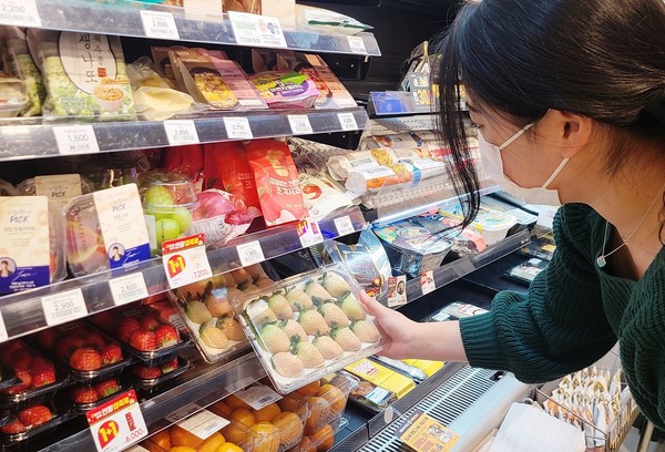 이마트24는 색다른 컬러감으로 호기심을 불러일으키는 ‘핑크베리’를 판매한다. 사진=이마트24