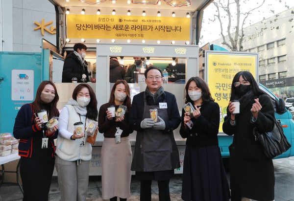 지난 26일 이환주 대표이사 후보(오른쪽 세번째)가 KB라이프타워 입주를 환영하며 ‘웰컴데이’를 진행하고 임직원들에게 직접 음료와 간식을 나눠주며 소통의 시간을 가졌다. 사진=KB라이프생명