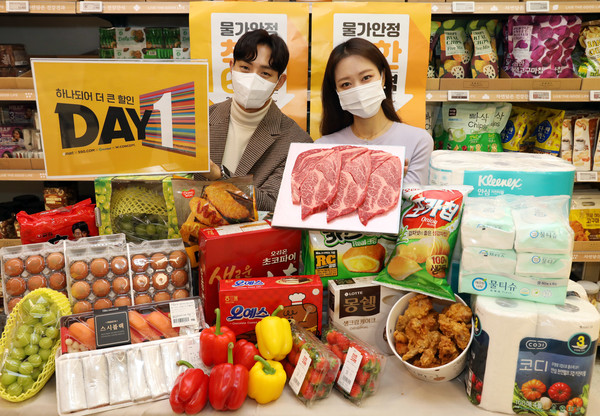 이마트가 올해 마지막 날과 새해 첫날 이틀 간 주요 먹거리와 생필품을 최대 50% 할인하는 ‘DAY 1’ 행사를 진행한다. 사진=이마트