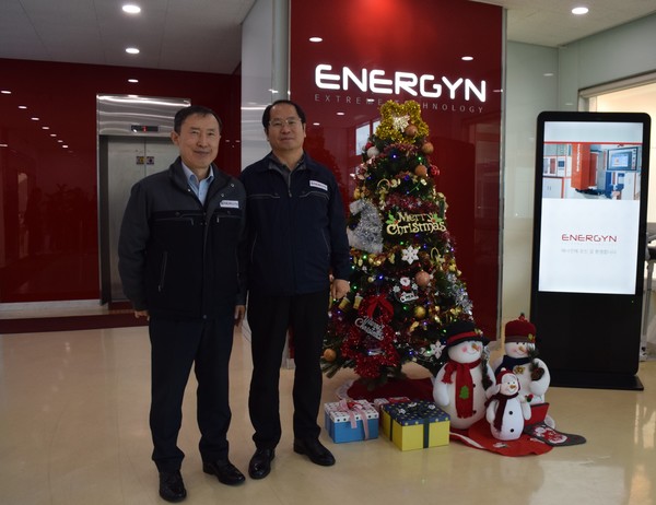 에너진 황인기 부사장(오른쪽)과 이영철 연구소장. 사진=포스코