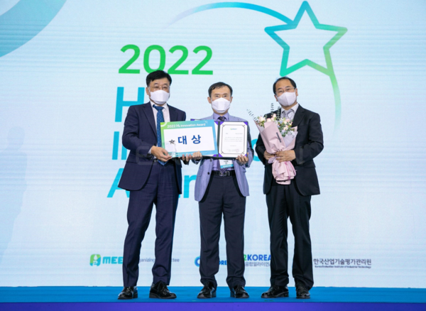 에너진이 지난 8월 일산 킨텍스에서 열린 수소산업 국제 전시회 ‘H2 MEET 2022’에서 ‘H2 Innovation Award’ 대상을 수상했다. 사진=포스코