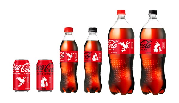 코카콜라가 계묘년 새해를 맞아 ‘코카콜라 토끼 패키지’를 한정판으로 출시한다. 사진=코카콜라