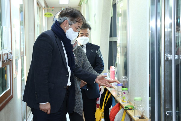 지난 2일 이동환 고양시장이 마두어린이집을 방문해 어린이집 운영현황과 보육정책 추진 방향에 대한 의견을 나눴다..사진=고양시