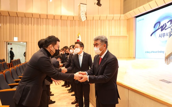 3일 을지로 트윈타워에서 2023년 시무식 후 직원들과 인사를 나누는 경영진. 맨 오른쪽에서부터 시계반대방향으로 정원주 부회장, 백정완 사장사진=대우건설