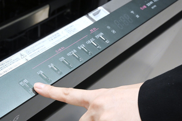 LG전자 식기세척기에 공용 점자스티커를 붙여 사용하는 모습. 사진=LG전자