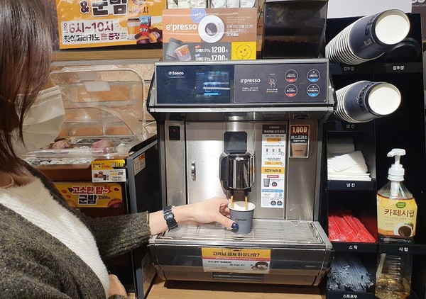 이마트24에서 고객이 에스프레소 전용잔을 이용해 신메뉴 '에스프레소'를 내리고 있다. 사진=이마트24