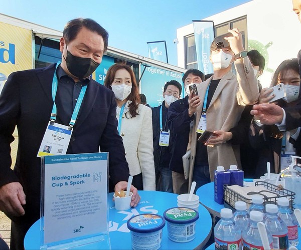 최태원 SK그룹 회장이 지난 6일 미국 라스베이거스에서 열린 CES 2023 야외 전시장의 SK 푸드트럭에서 발효 단백질로 만든 크림치즈를 시식하고 있다. 사진=SK