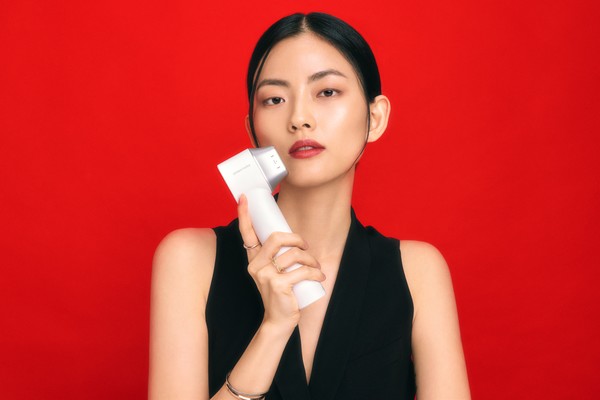 모델이 정교한 초음파 기술을 기반으로 얼굴 라인을 케어하는 LG 프라엘 더마쎄라를 사용하고 있다. 사진=LG전자