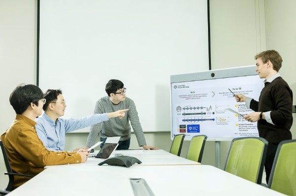 Panoptes VM의 개발 방향에 대해 이야기하고 있는 SK하이닉스-가우스랩스 연구진들. 왼쪽부터 정현경 SK하이닉스 TL, 임동균 매니저, 노도형 TL, 가우스랩스 Simon 연구원. 사진= SK하이닉스