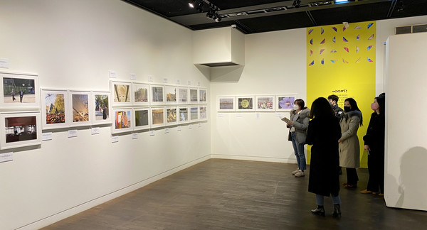 11일 서울 인사동 인사아트센터에서 열린 두산 청소년 정서함양 프로그램 ‘시간여행자’ 전시회 작품을 관람객들이 둘러보고 있다. 사진=두산