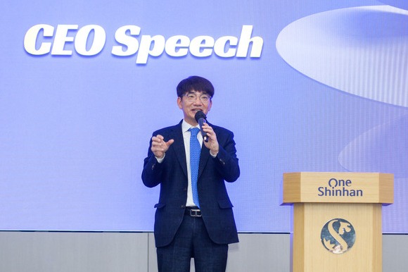 이영종 신한라이프 신임 대표가  ‘Team LIFE 2023 발대식’에서 취임 인사를 하고있다. 사진=신한라이프