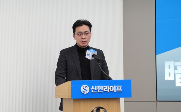 지난 11일 서울 중구 신한라이프 본사 대강당에서 열린 2023년 경영전략회의에서 박경원 재무그룹장이 핵심 재무전략을 발표하고 있다. 사진=신한라이프