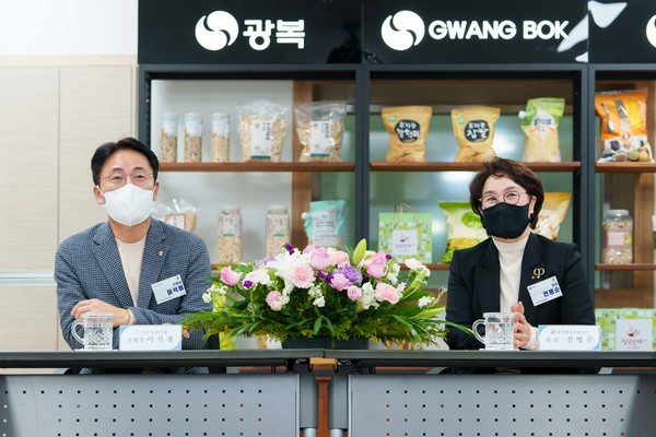 이석용 NH농협은행장(왼쪽)과 전병순 광복영농조합법인 대표가 기념촬영을 하고 있다. 사진=NH농협은행