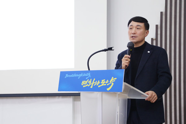지난 13일 신한카드는 고양 일산 킨텍스에서 진행된 ‘2023년 상반기 사업전략회의’에서 문동권 신한카드 사장이 회의를 주제하고 있다. 사진=신한카드