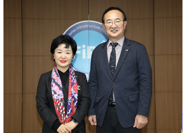 수협은행 강신숙 은행장(왼쪽)과 어촌어항관리공단 박경철 이사장이 기념촬영을 하고 있다. 사진=Sh수협은행