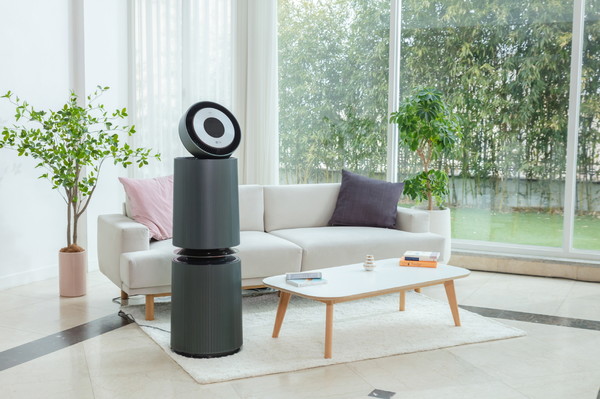 LG전자가 탈취 성능을 높여 차별화된 고객경험을 제공하는 2023년형 ‘LG 퓨리케어 360° 공기청정기 알파’. 사진=LG전자 